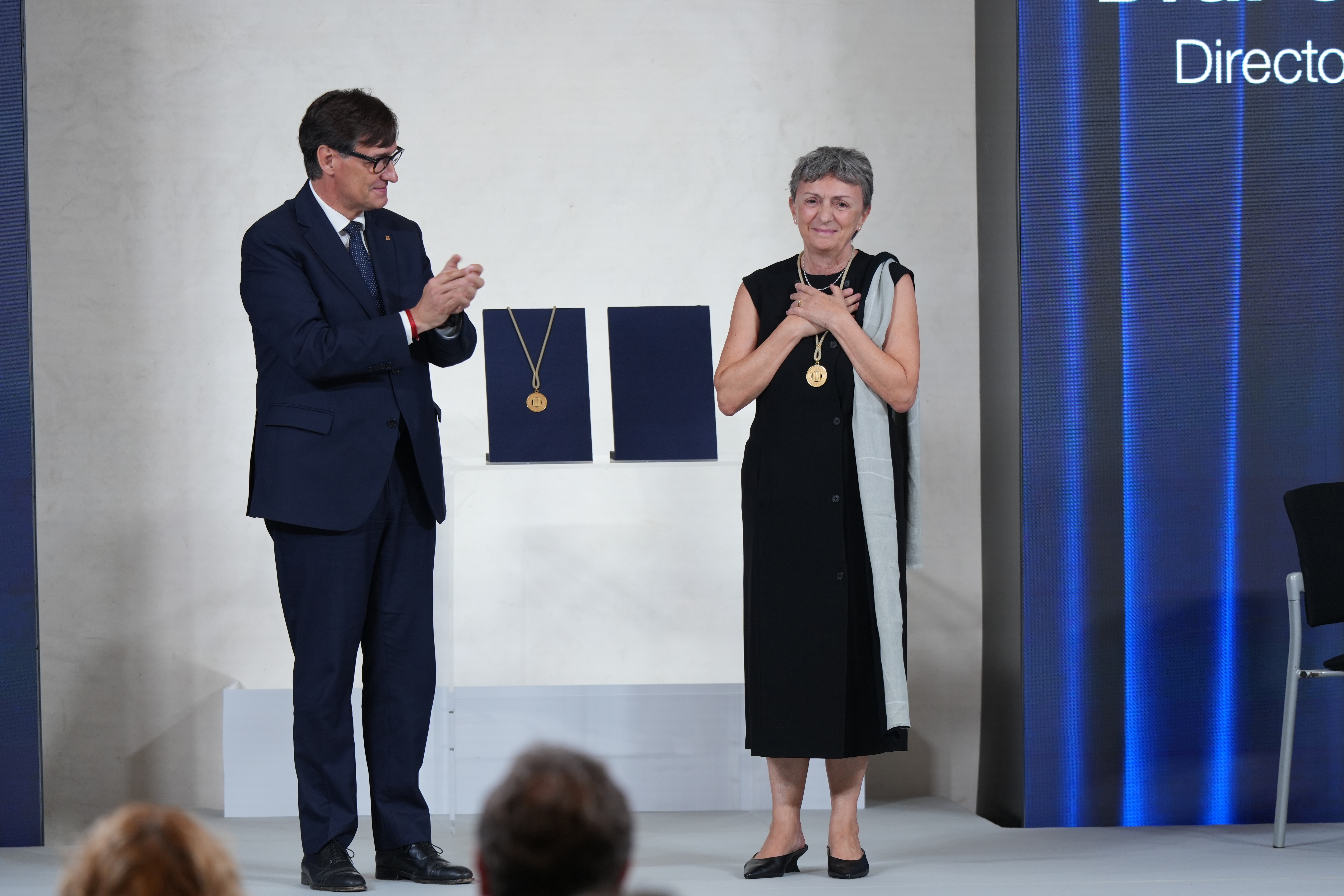Physicist and director of the ALBA Synchrotron, Caterina Biscari, recieving the gold metal from the Catalan government