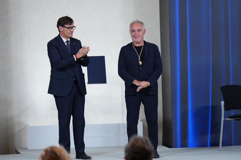 Chef Ferran Adrià recieving the gold metal from the Catalan government