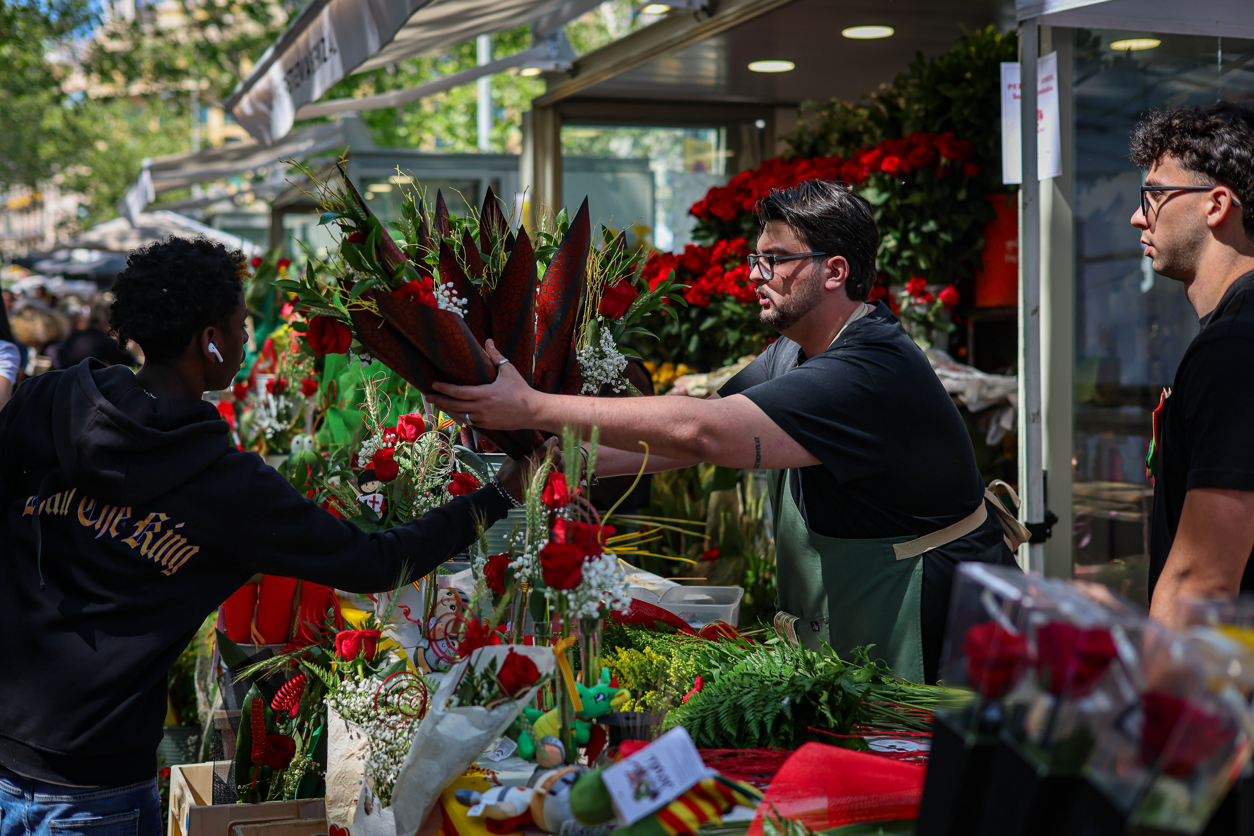 A florist in the center of Barcelona selling a bouquet for Sant Jordi