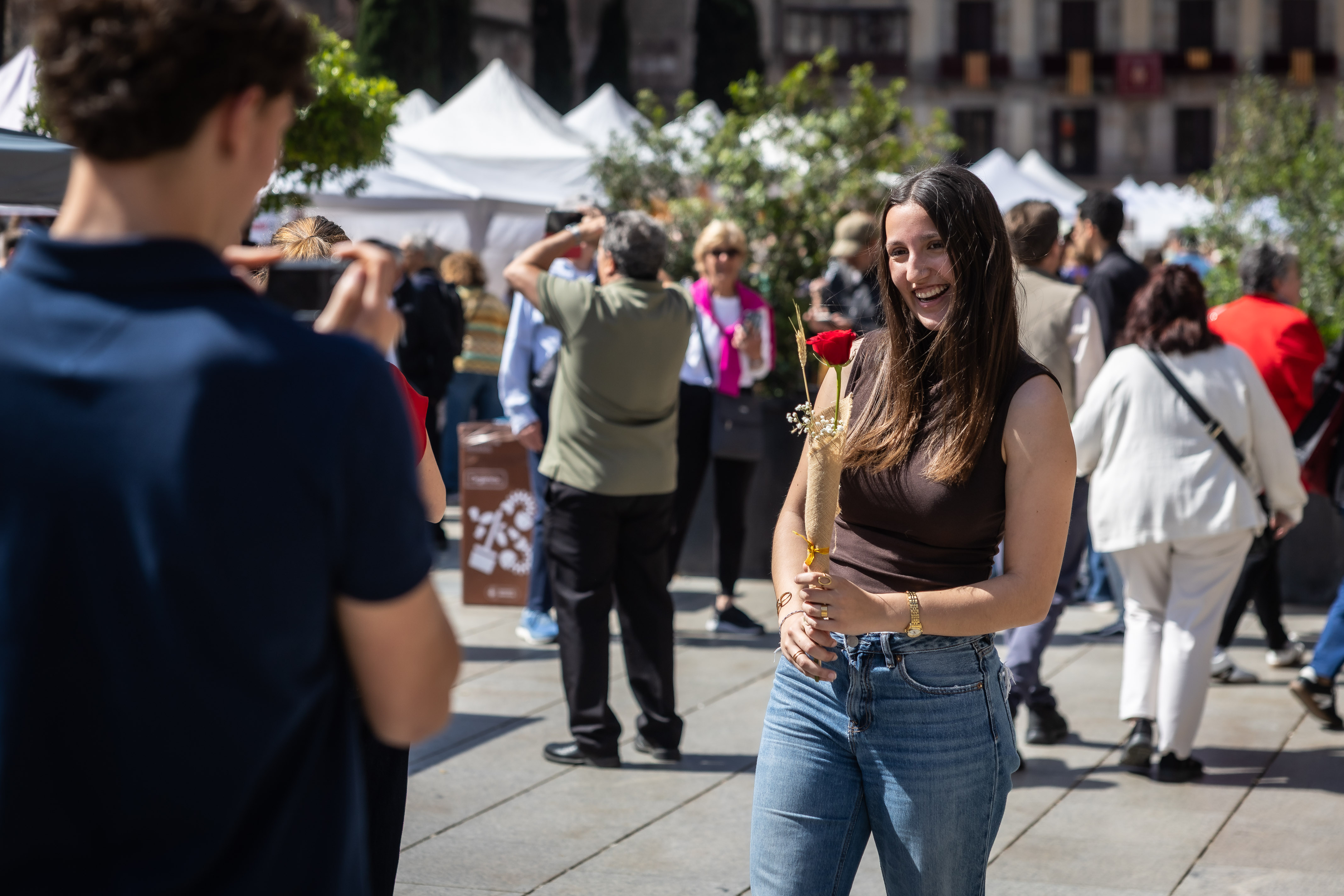 A couple takes a photo with a Sant Jordi rose