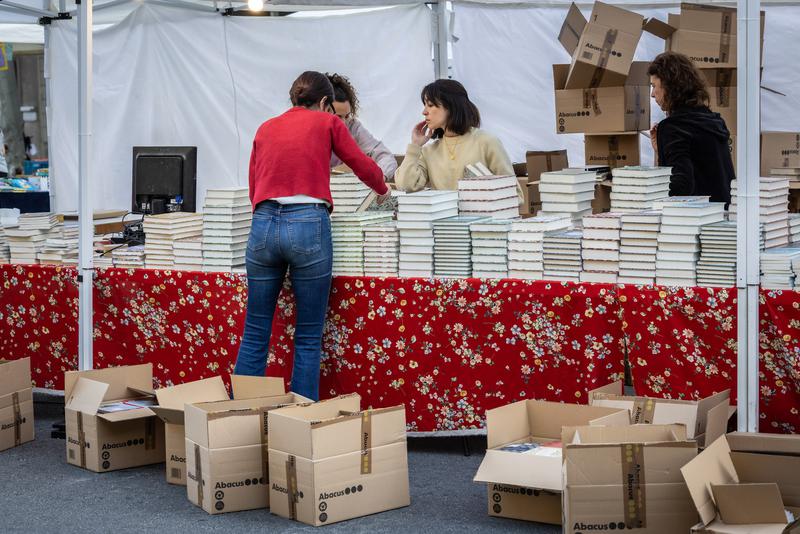 Carrers plens des de primera hora i cues per aconseguir signatures en una celebració de Sant Jordi massiva