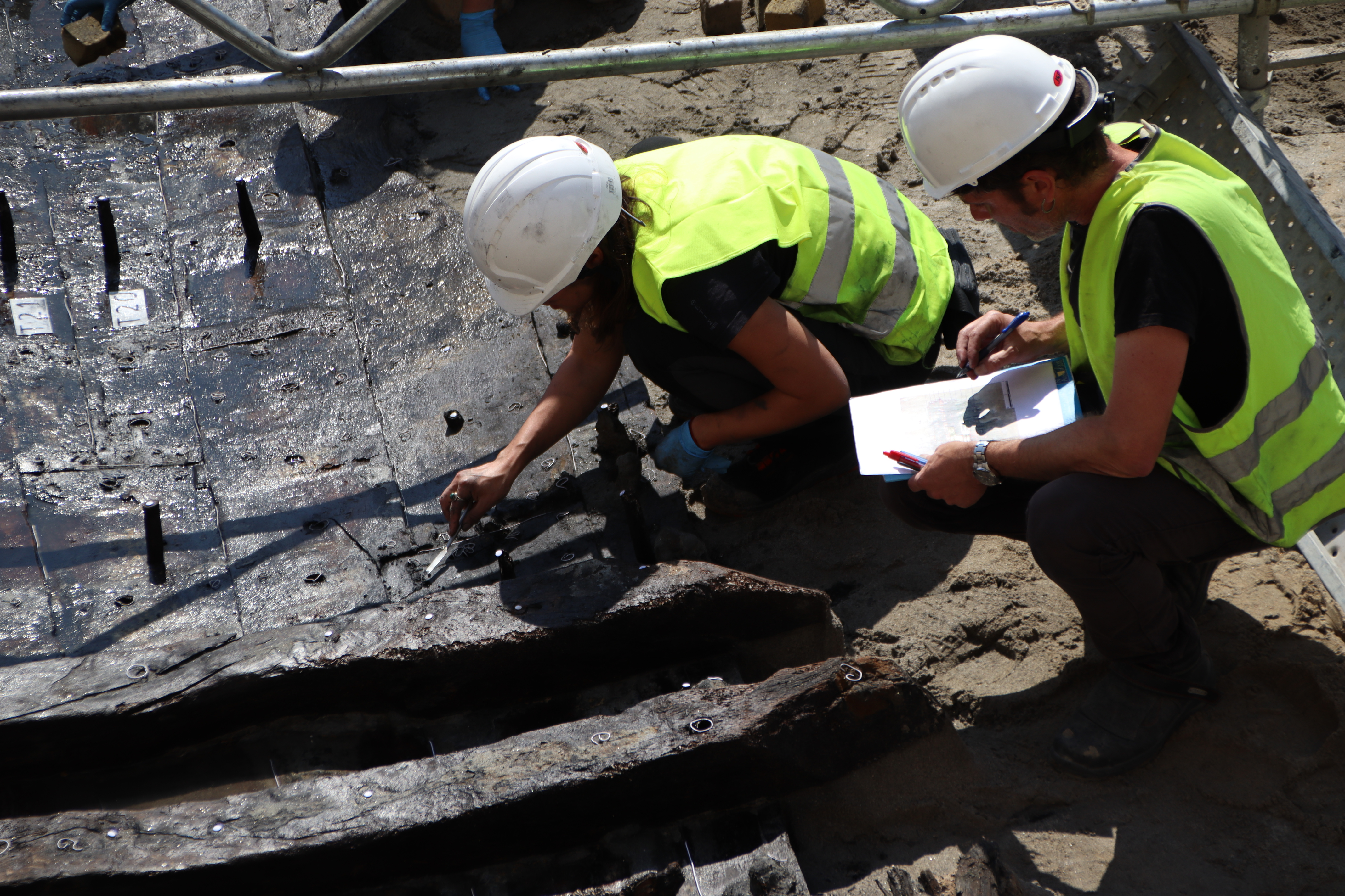 The team works on the extraction of the ship Ciutadella I
