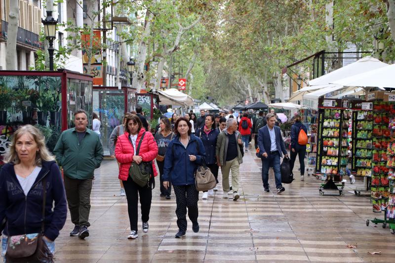 A picture of people walking in Barcelona's La Rambla surrounded by 'ocellaire' street merchants