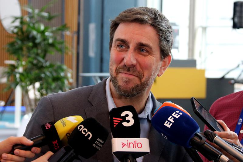 Toni Comín speaking to the media at the European Parliament in Brussels