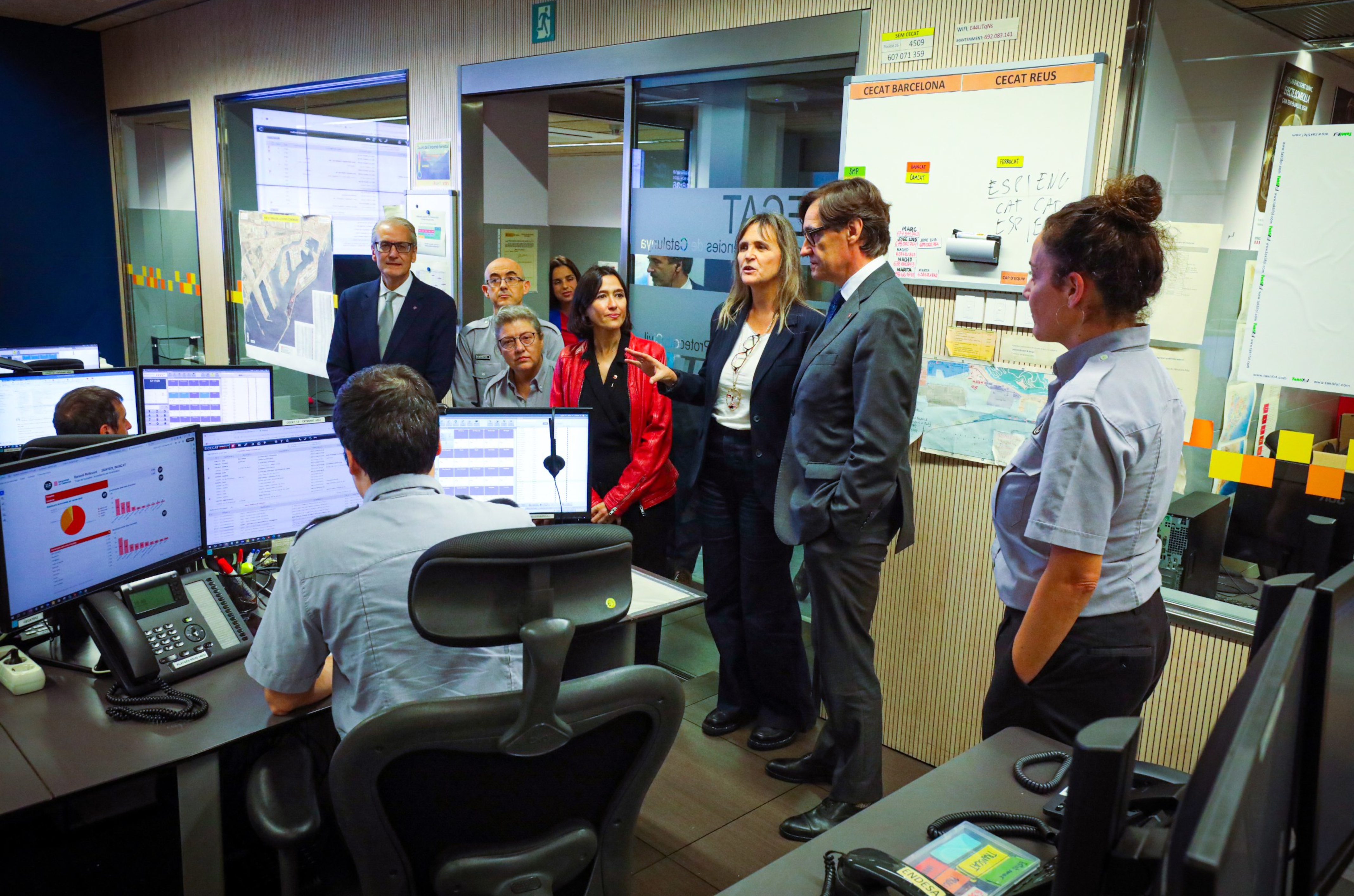 President Salvador Illa visits the Operational Coordination Center of Catalonia (CECAT), the hub from which phone alerts are issued