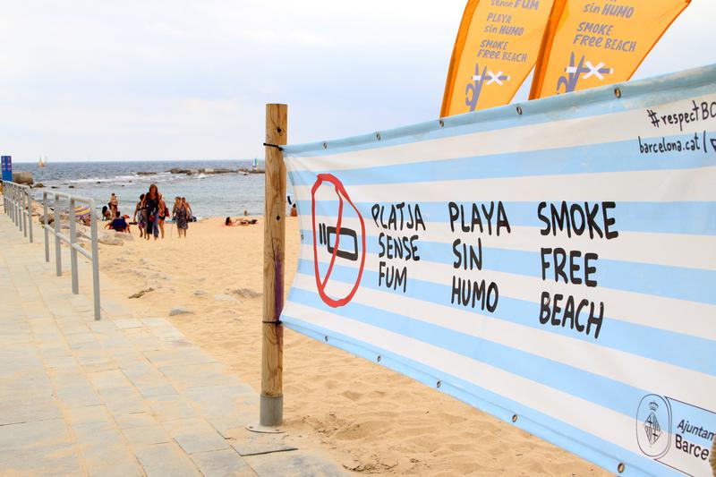 A sign reads 'Smoke Free Beach' at Barcelona's Nova Icària beach
