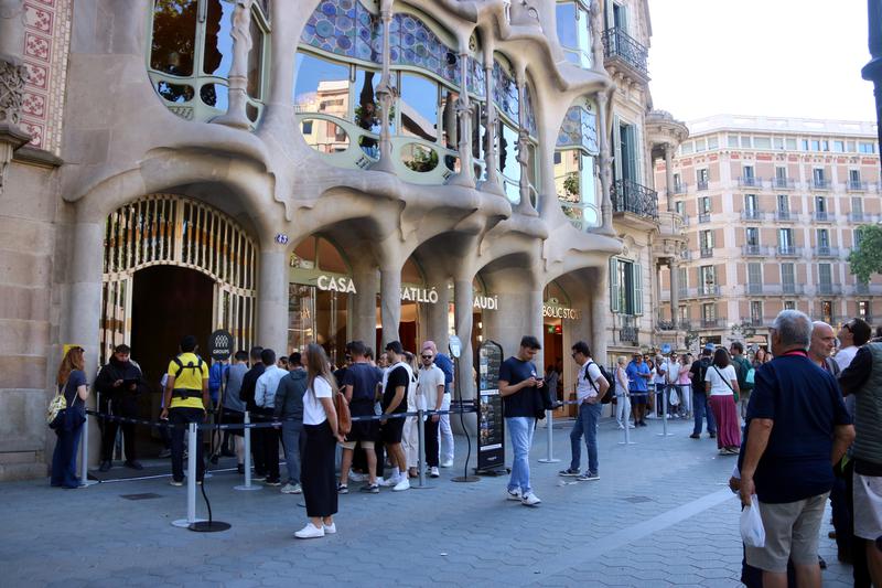 Queues to enter Casa Batlló on Night of Museums 2025