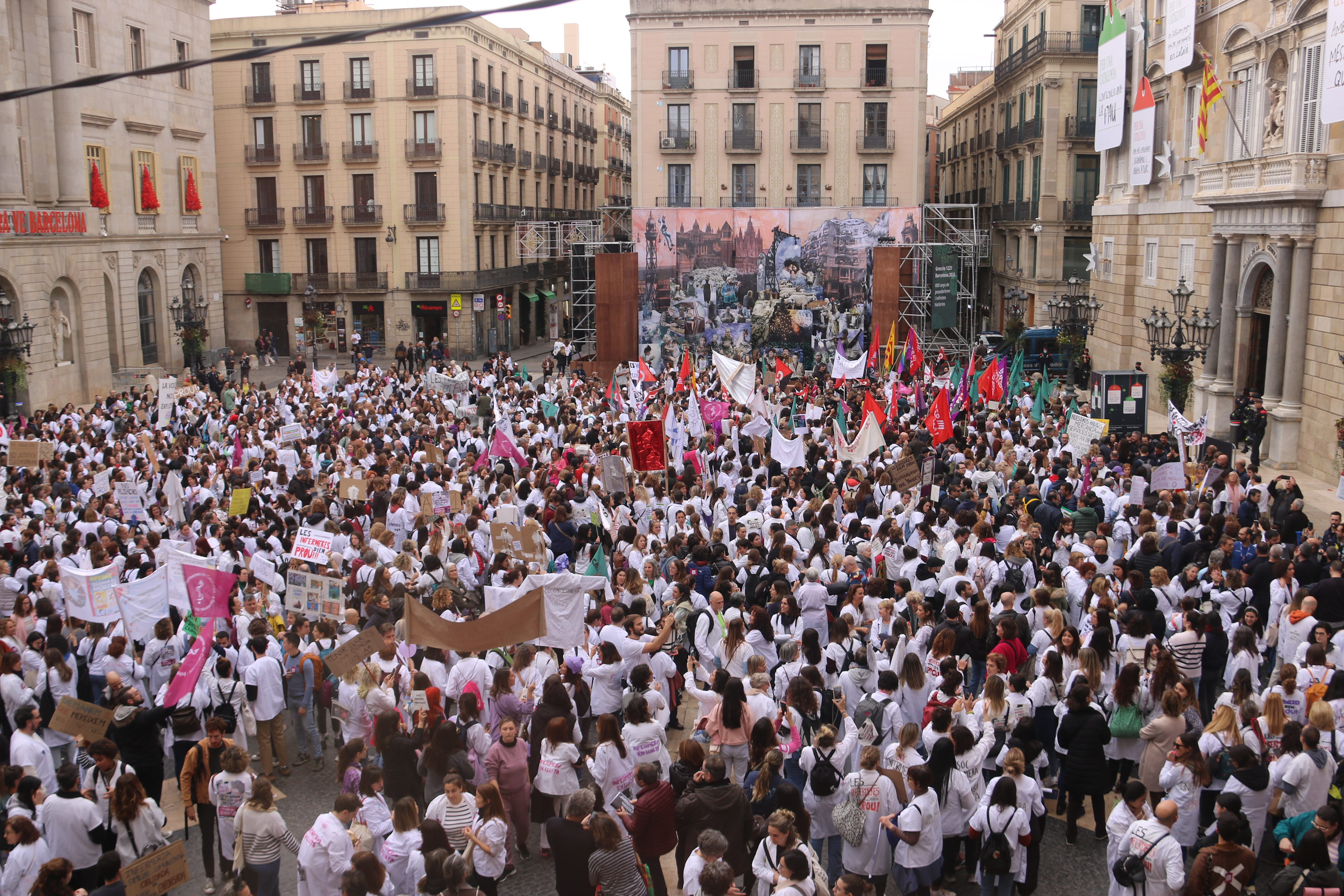 Centenars de treballadors sanitaris manifestant-se a la plaça Sant Jaume de Barcelona