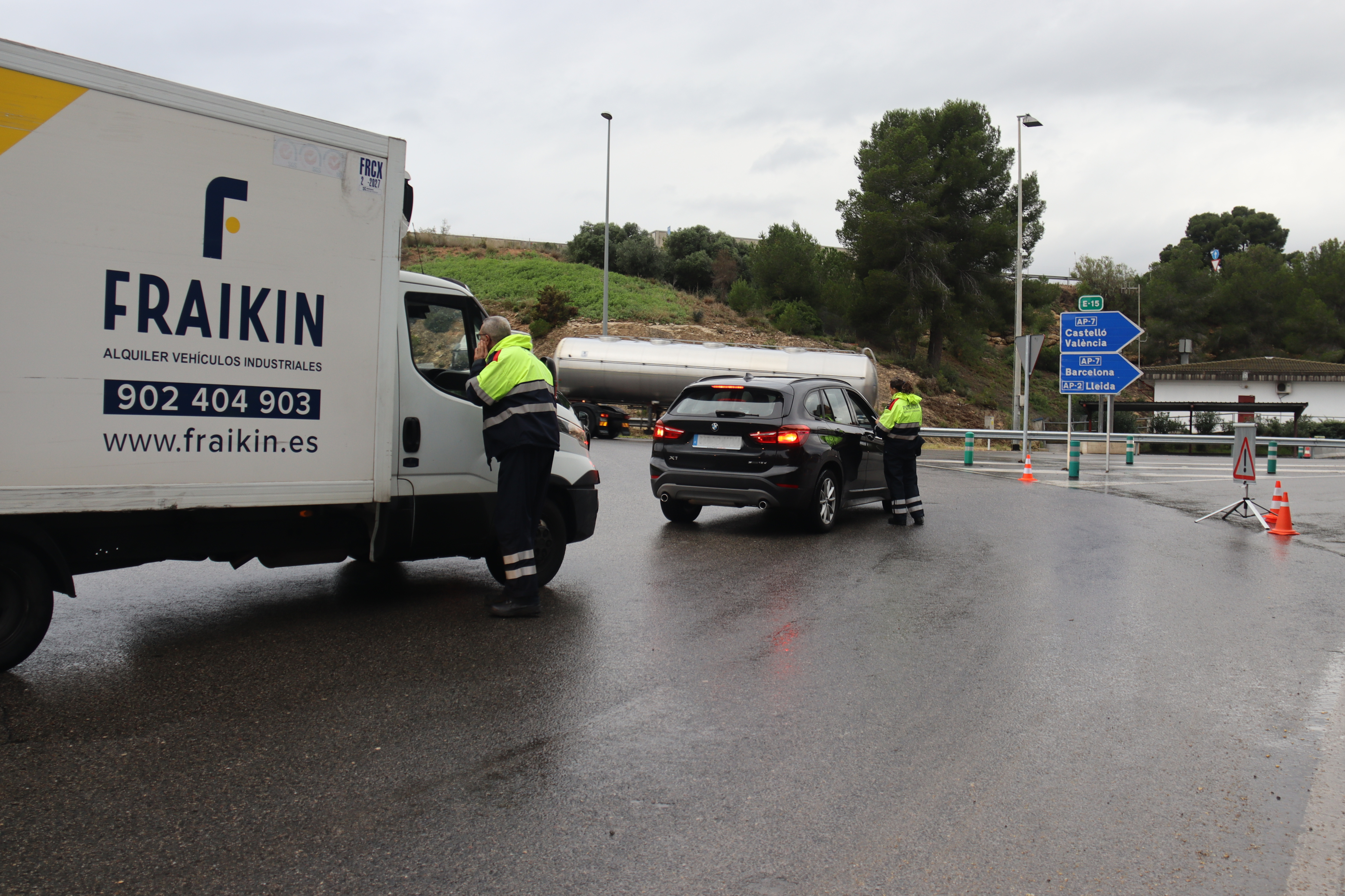 A Mossos d'Esquadra police control limiting access to the AP-7 highway in the Camp de Tarragona area due to intense rain on November 13, 2024