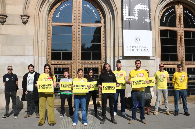 Education union leaders call for the government to reopen negotiations at the gates of the University of Barcelona