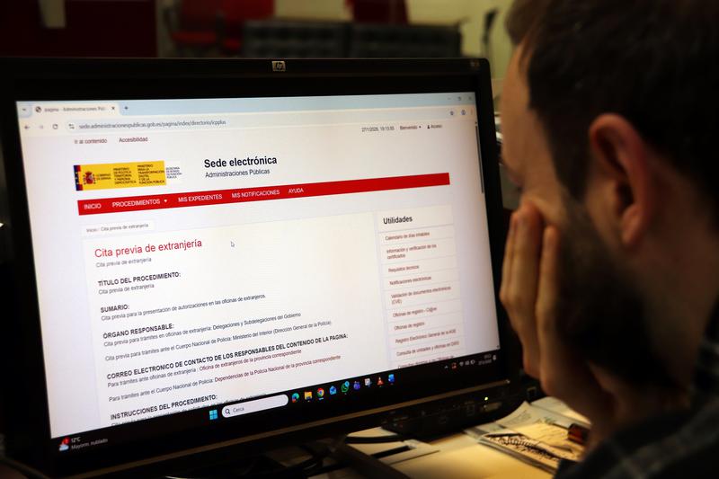 A person navigates Spain’s official immigration site to book an appointment