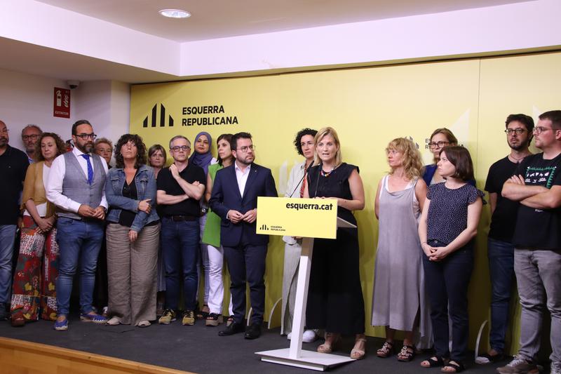 Raquel Sans, surrounded by other members of Esquerra Republicana, outlines details of the party's preliminary agreement with the Socialists in a press conference