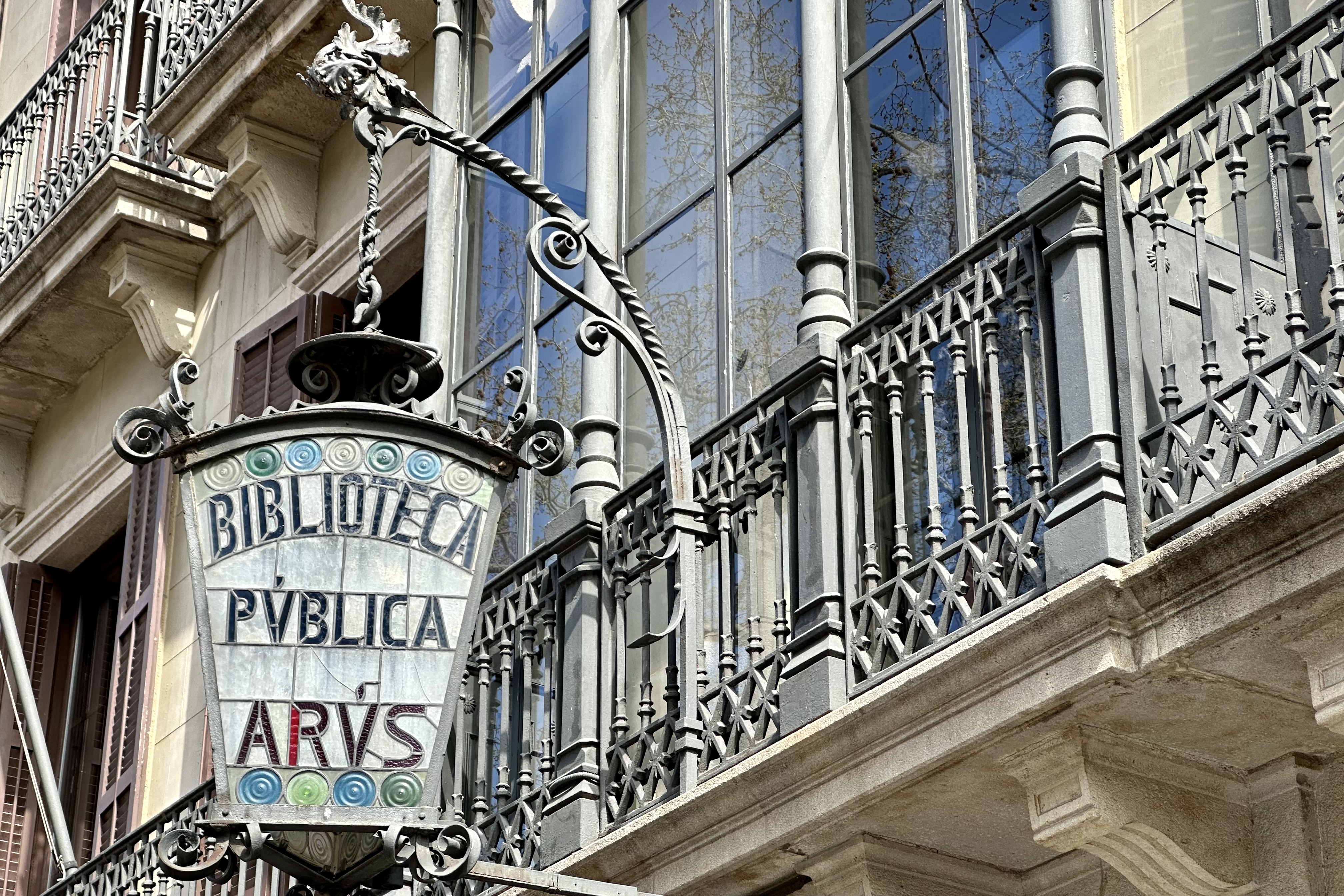 A colorful stained glass lantern with the words: 'Biblioteca Pública Arús'
