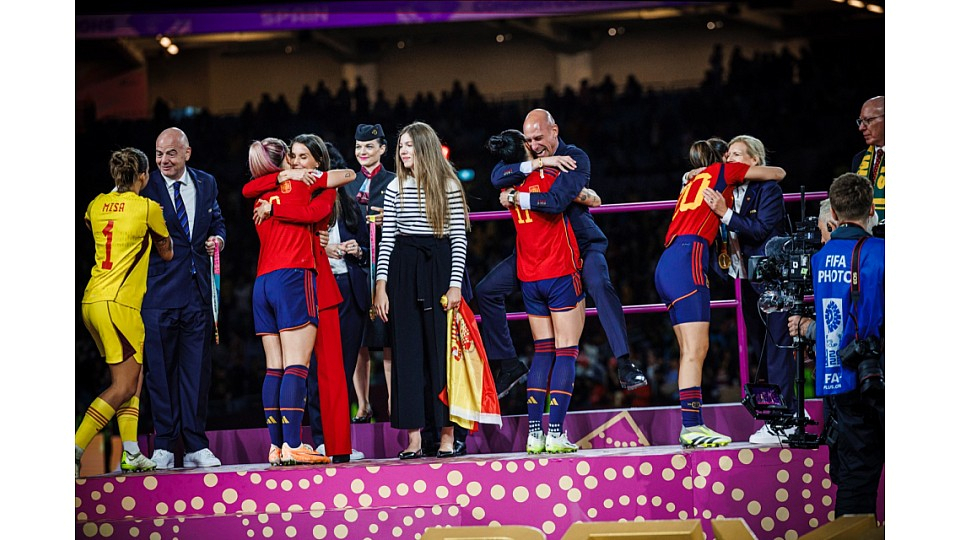 Luis Rubiales hugging Jenni Hermoso at the World Cup final medal ceremony, August 20, 2023