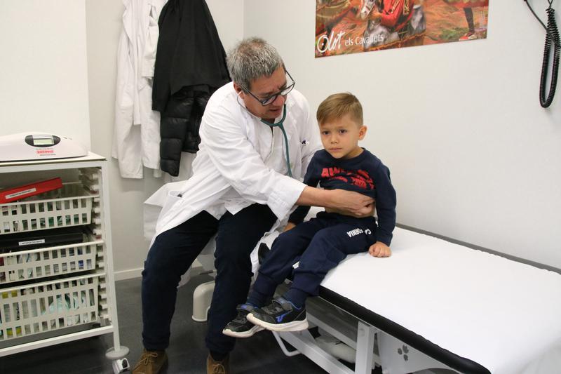 Doctor examining a child with a respiratory condition at Olot Hospital