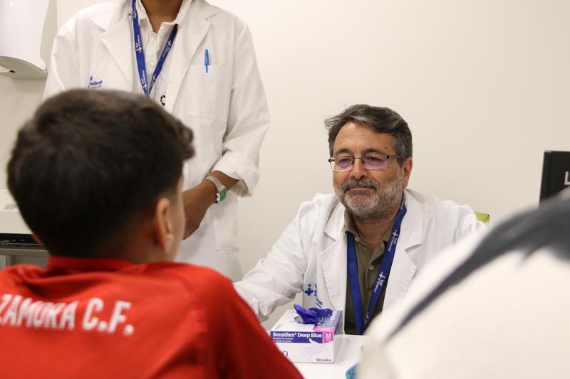 Dr. Marino Asensio with the boy who underwent the first pediatric surgery in Europe with a robot that operates through a single incision