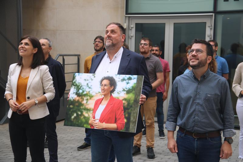 Esquerra's president, Oriol Junqueras, holding a picture of exiled secretary general, Marta Rovira in October 2022