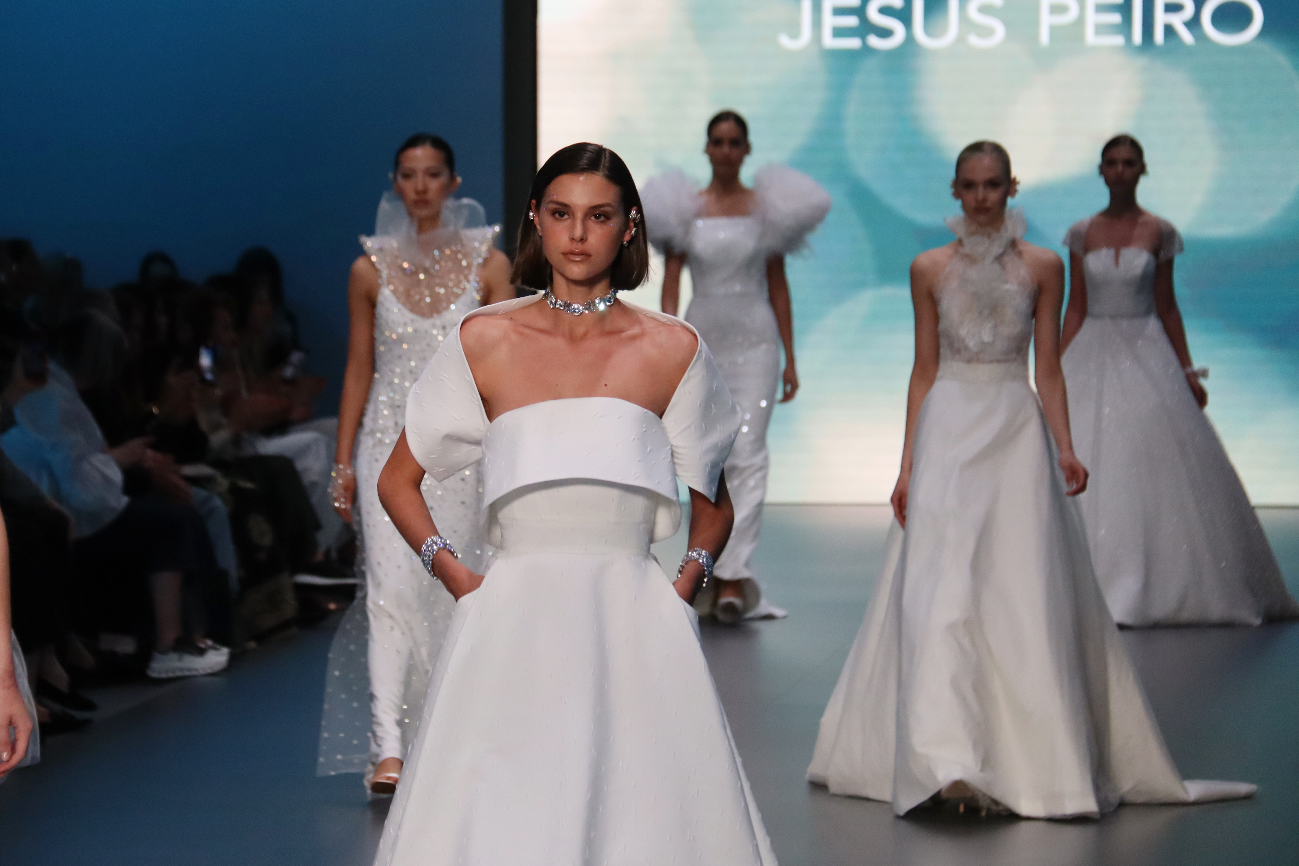 Desfilada de la firma Jesus Peiro durant la Barcelona Bridal Fashion Week 2024