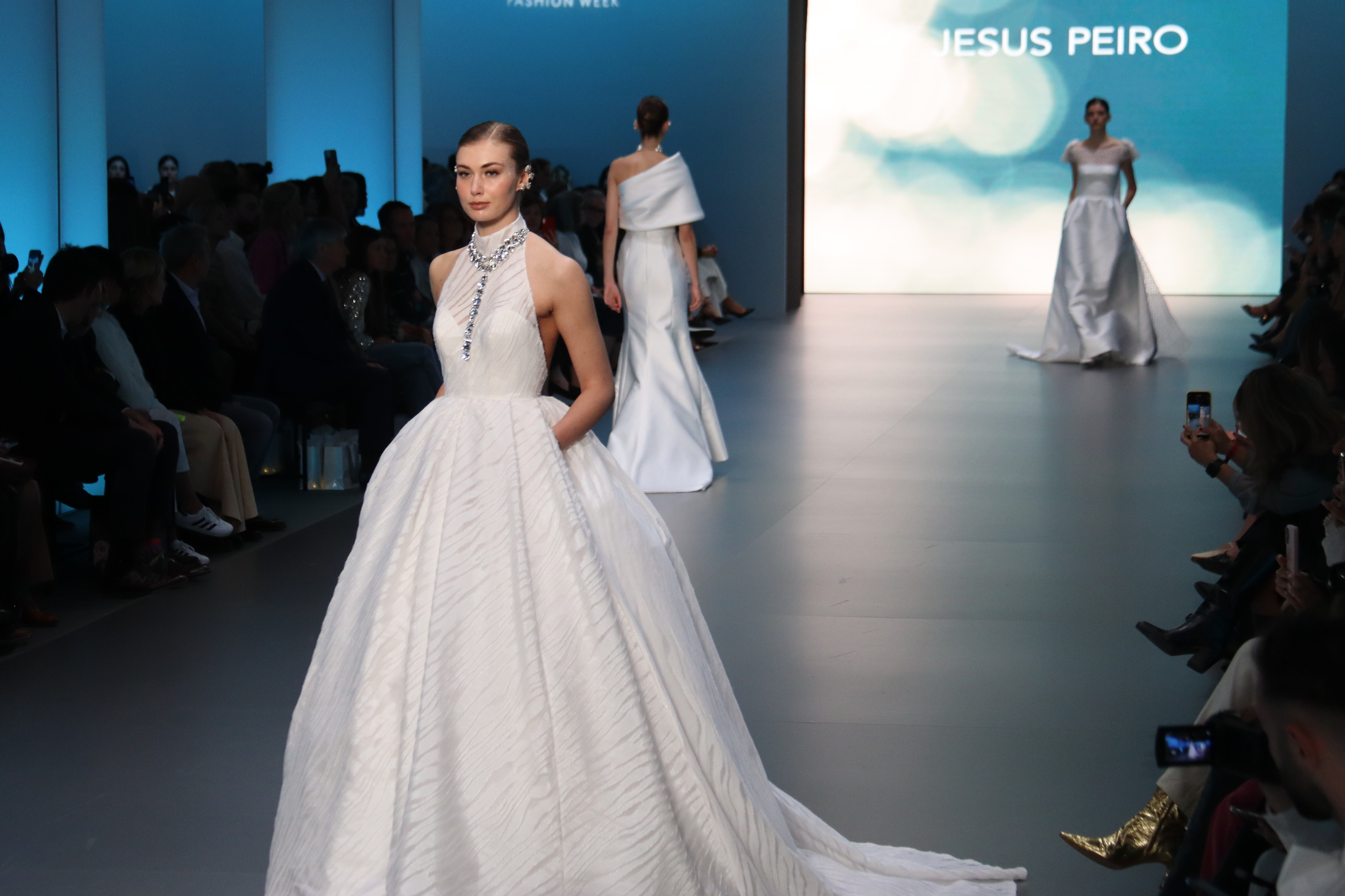 Desfilada de la firma Jesus Peiro durant la Barcelona Bridal Fashion Week 2024