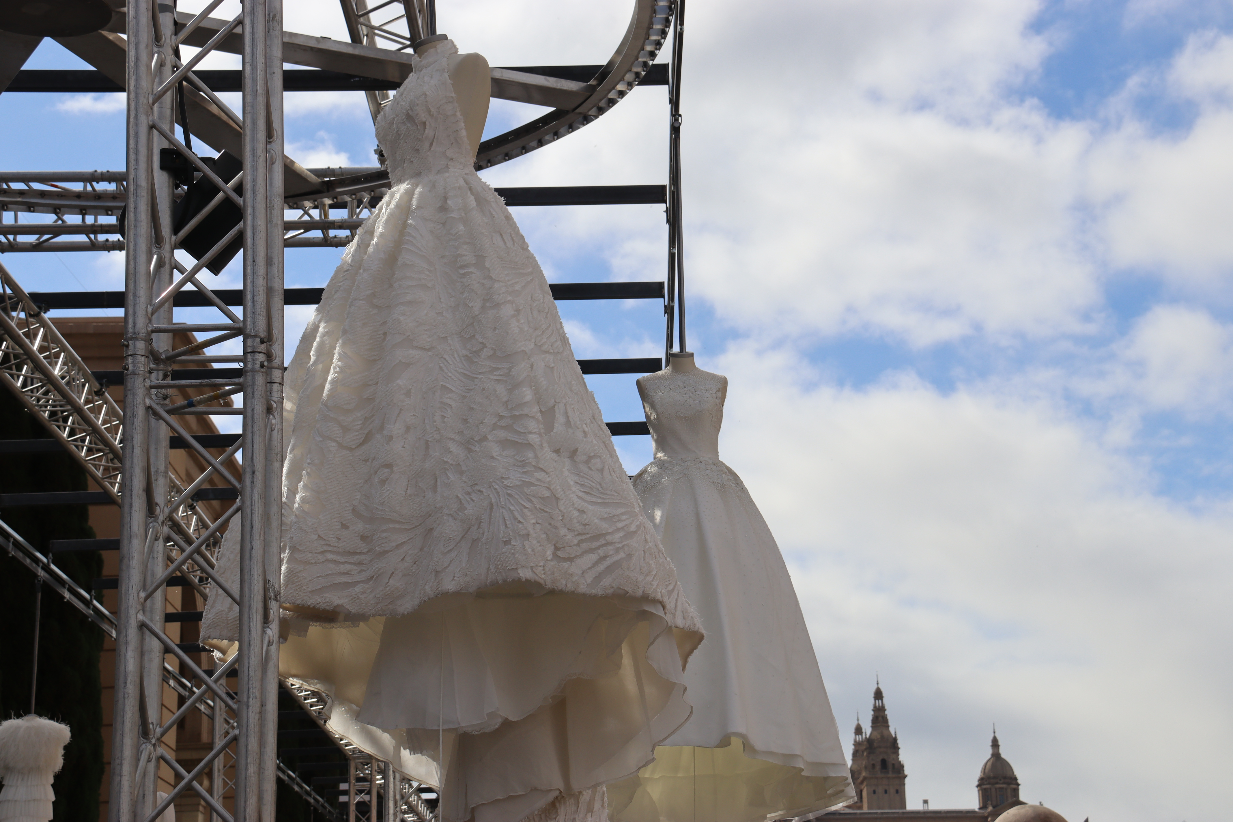 La instal·lació artística creada per La Fura dels Baus amb motiu de la Barcelona Bridal Fashion Week
