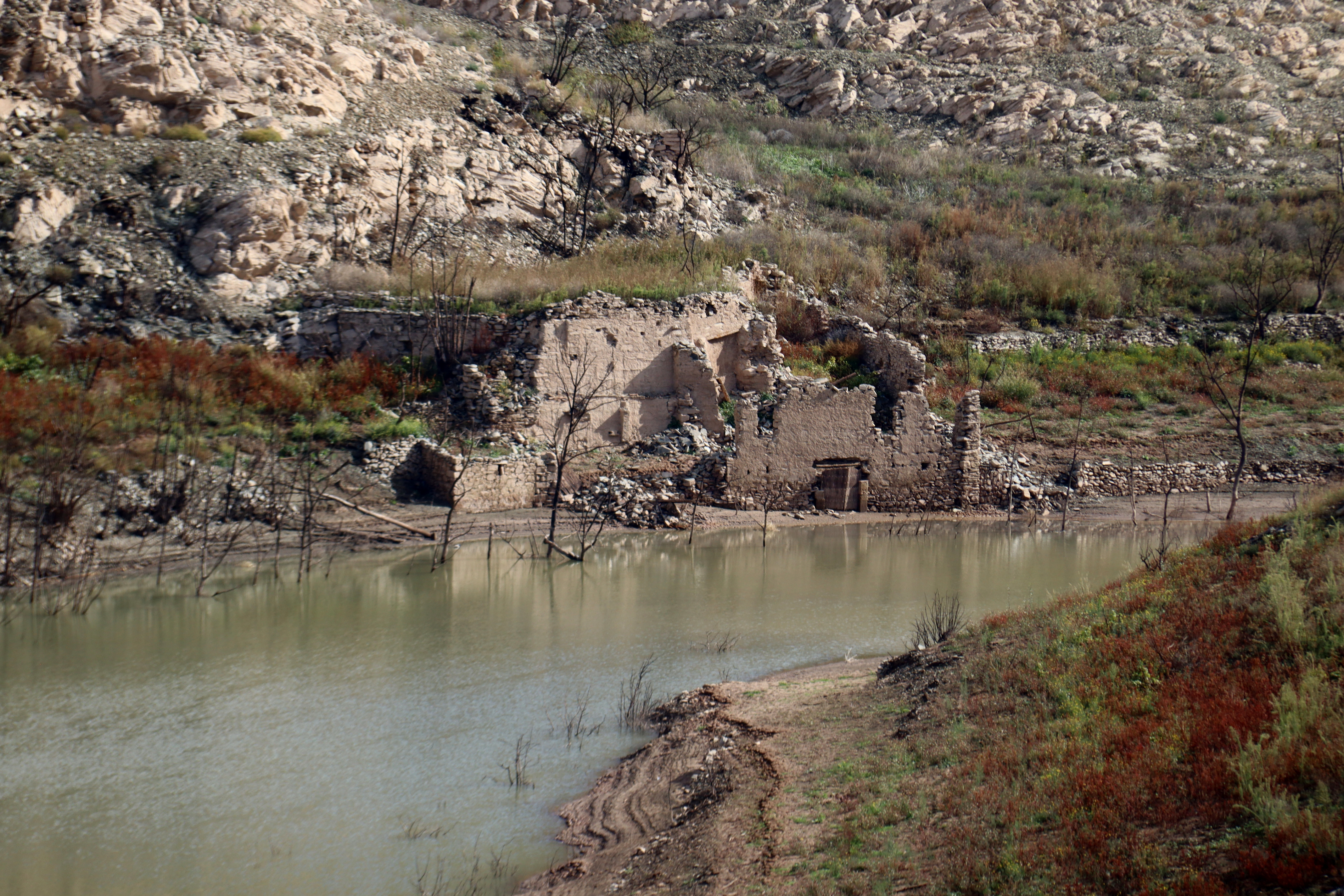 The lack of water at the Siurana resrvoir shows old infraestructures