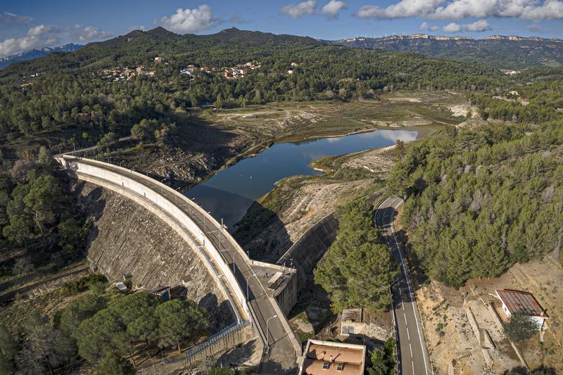 The dam at the Riudecanyes reservoir