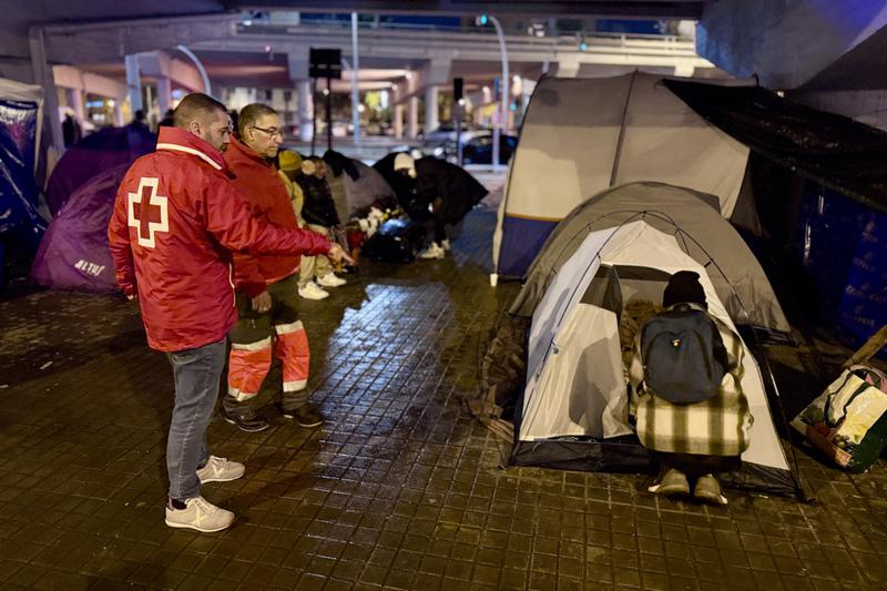 Migrants evicted from B9 dismantle camps under highway bridge