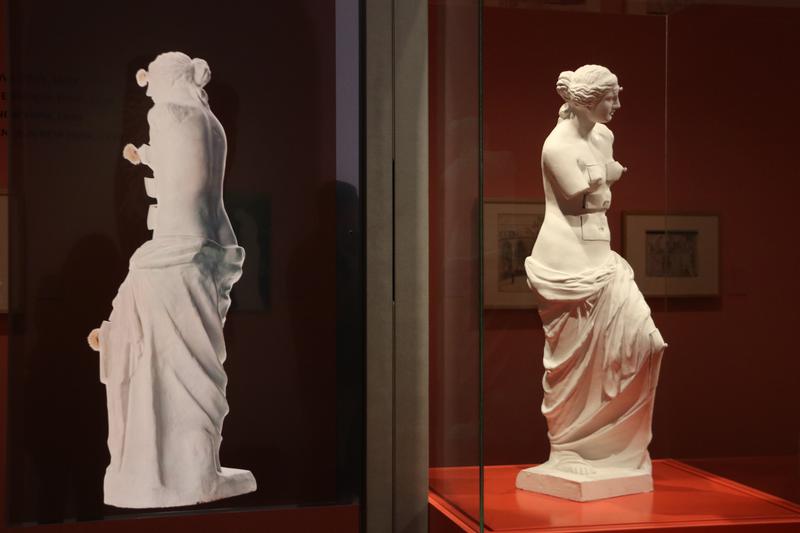 The two versions of Venus de Milo created by Salvador Dalí in dialogue in the new exhibition at the Dalí Museum