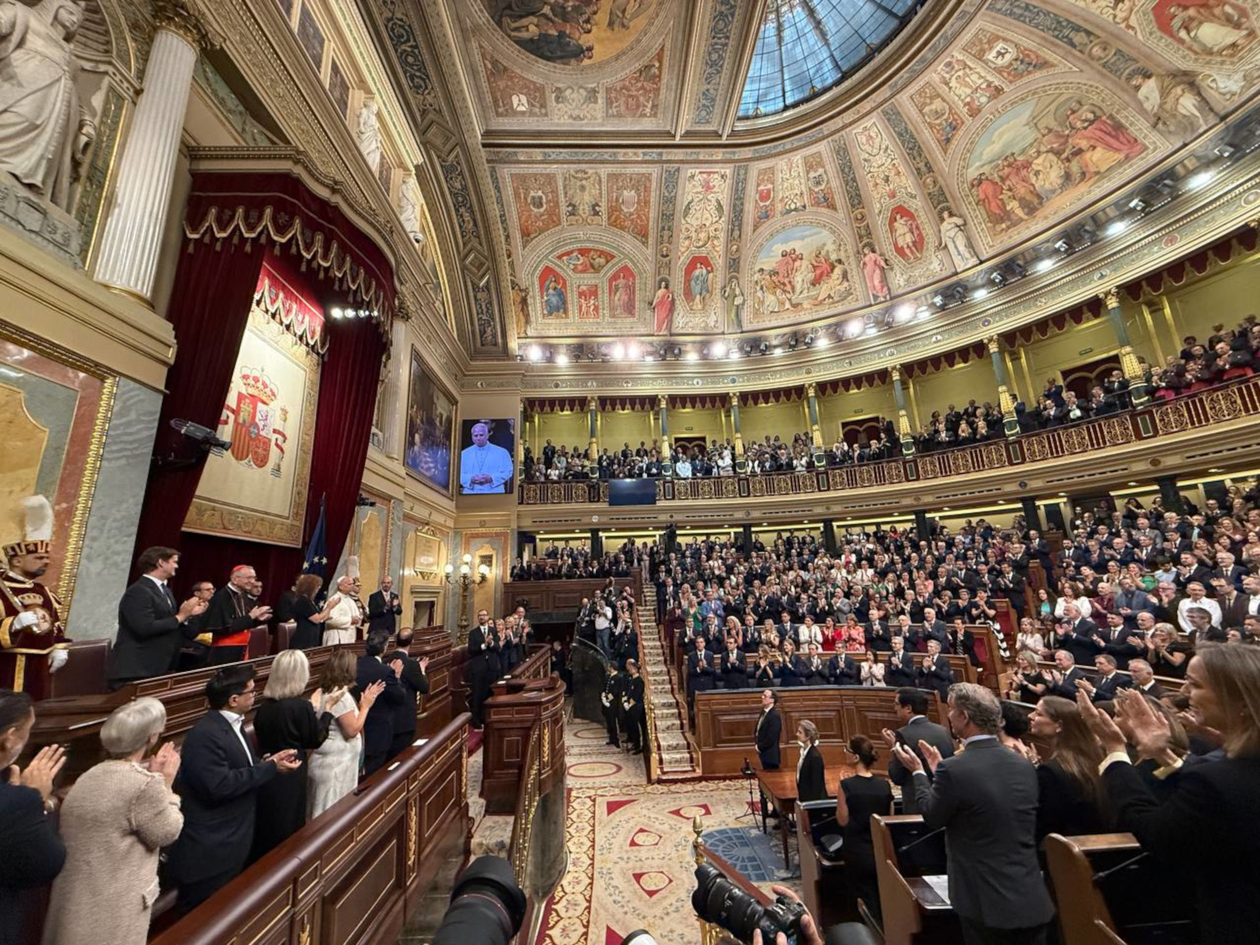 Pope Leo XIV applauded in the Spanish Congress