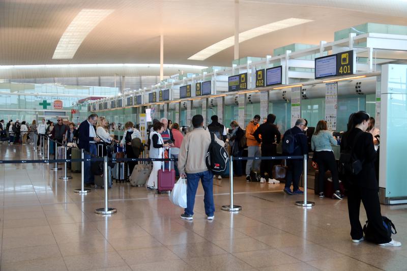 Passengers at Vueling queuing at check-in desks on November 4, 2022