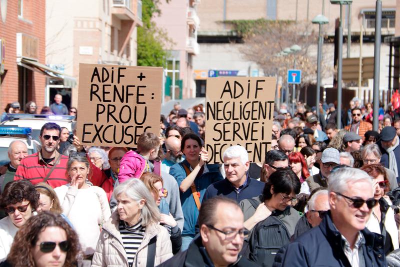 Terragona locals demonstrate against Rodalies services