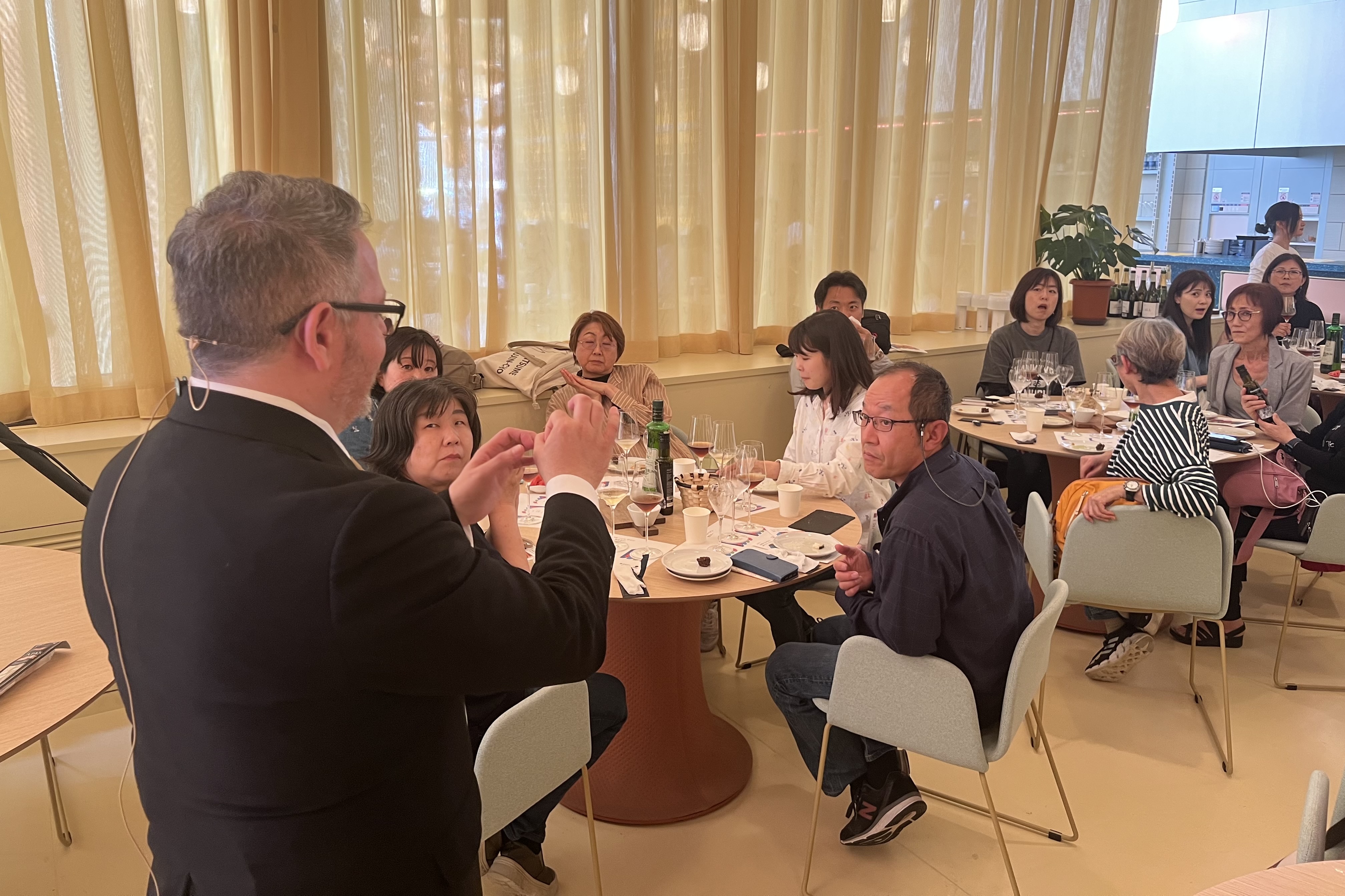 The sommelier Òscar Salmeron in the wine class at the Catalan Week of the Osaka Expo