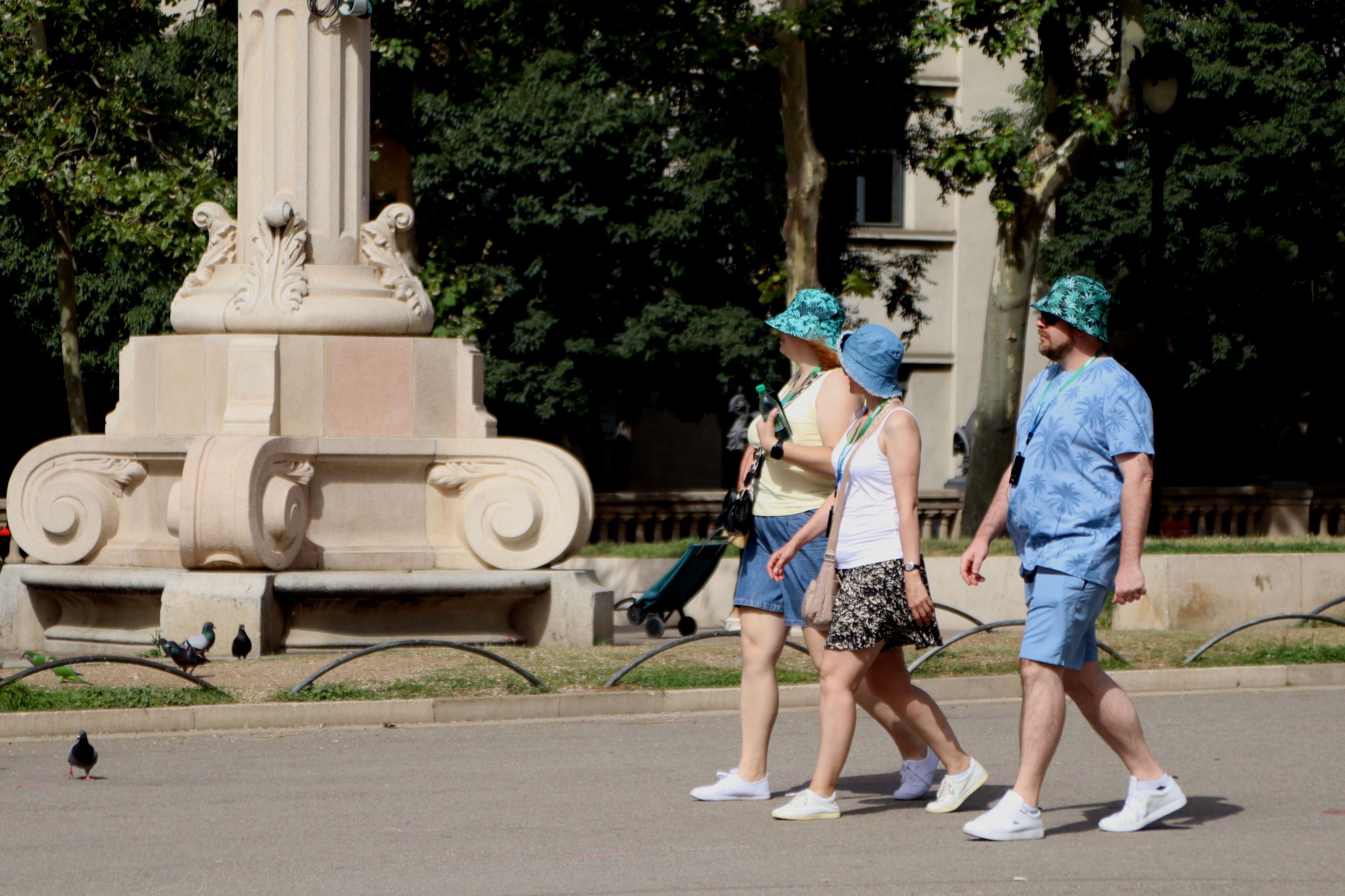 Tourists hide from the heat with hats in Barcelona