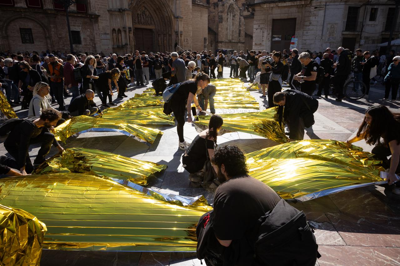 Els concentrats cobreixen la plaça Mare de Déu de València amb 229 mantes tèrmiques