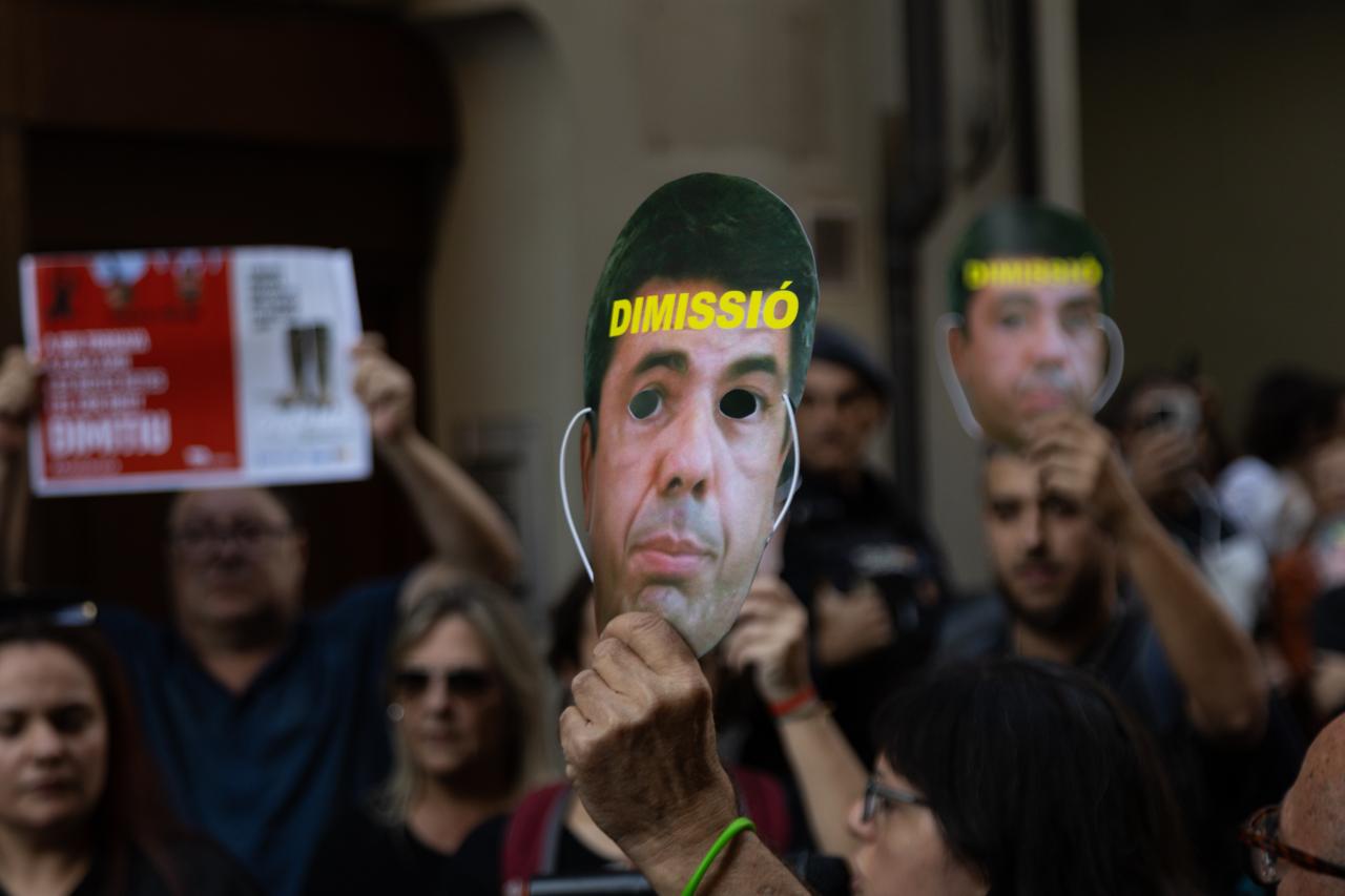 A mask of Valencian President Carlos Mazón calling on him to resign
