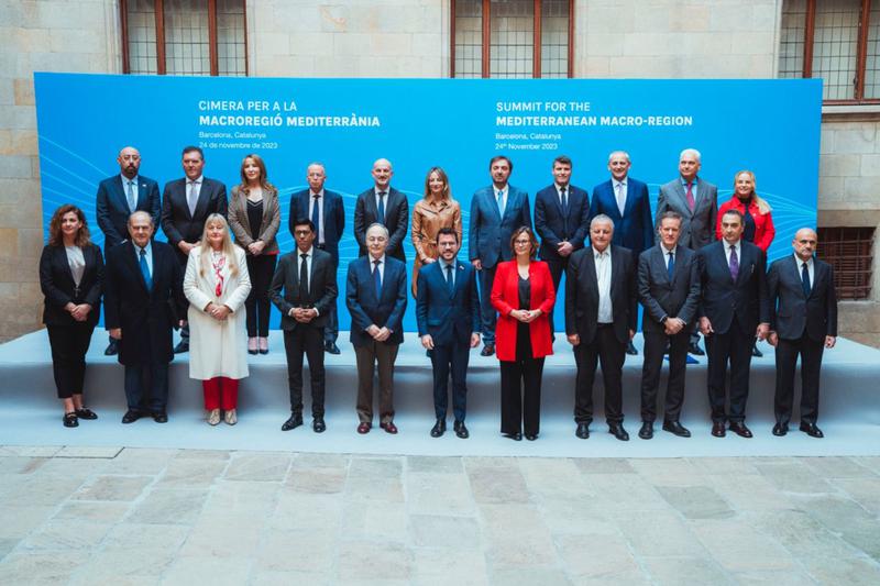 Catalan president Pere Aragonès and foreign minister Meritxell Serret take a photo with attendees of the Summit for the Mediterranean Macro-region