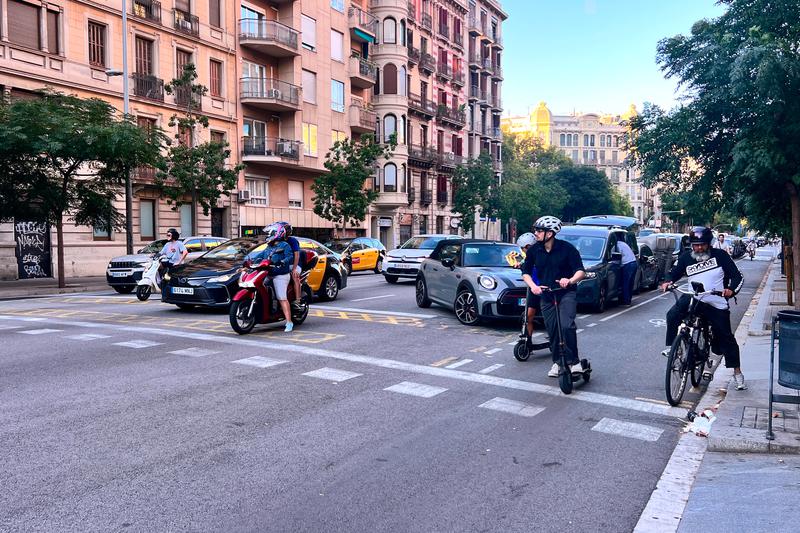Prop de 2.000 vehicles circulen pels trams més congestionats de la Gran Via i el carrer Aragó de Barcelona cada hora