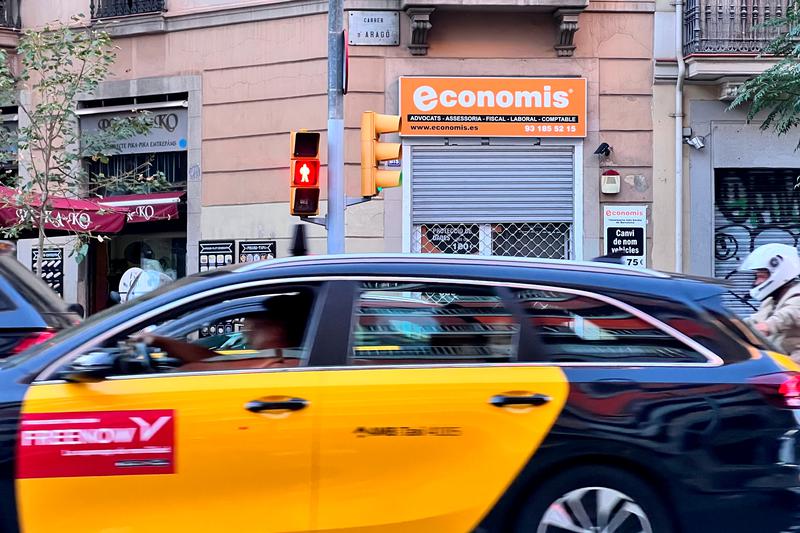 A Barcelona taxi driving on Aragó Street