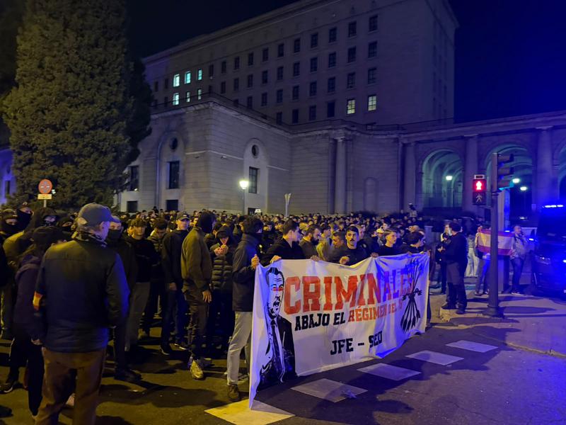 Càrregues policials i llançament de bengales en la concentració de la Falange davant del Ministeri de Transports