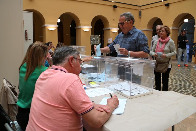 A voter casts their ballot in Tarragona, 2019