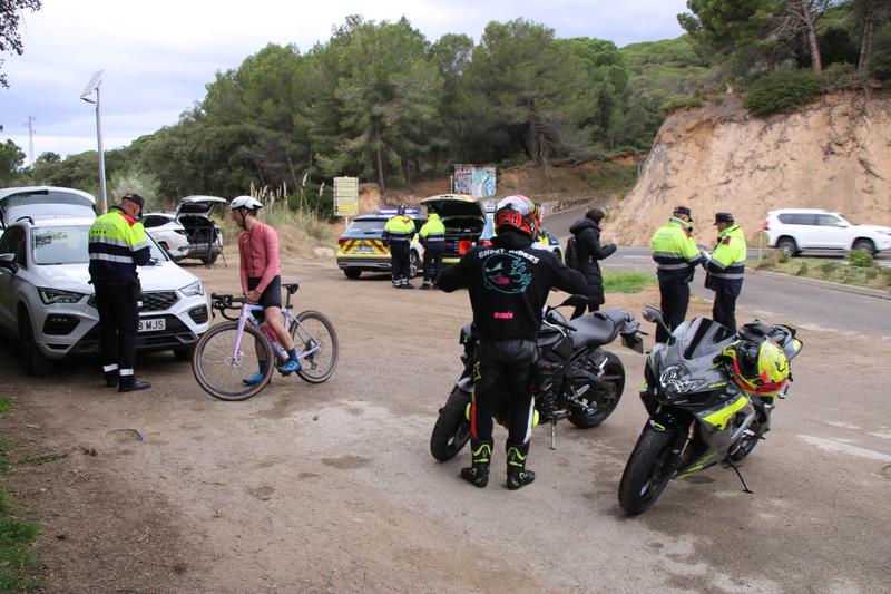 Several motorcycles and bicycles stopped at the Mossos checkpoint in Lloret de Mar to reduce road accidents