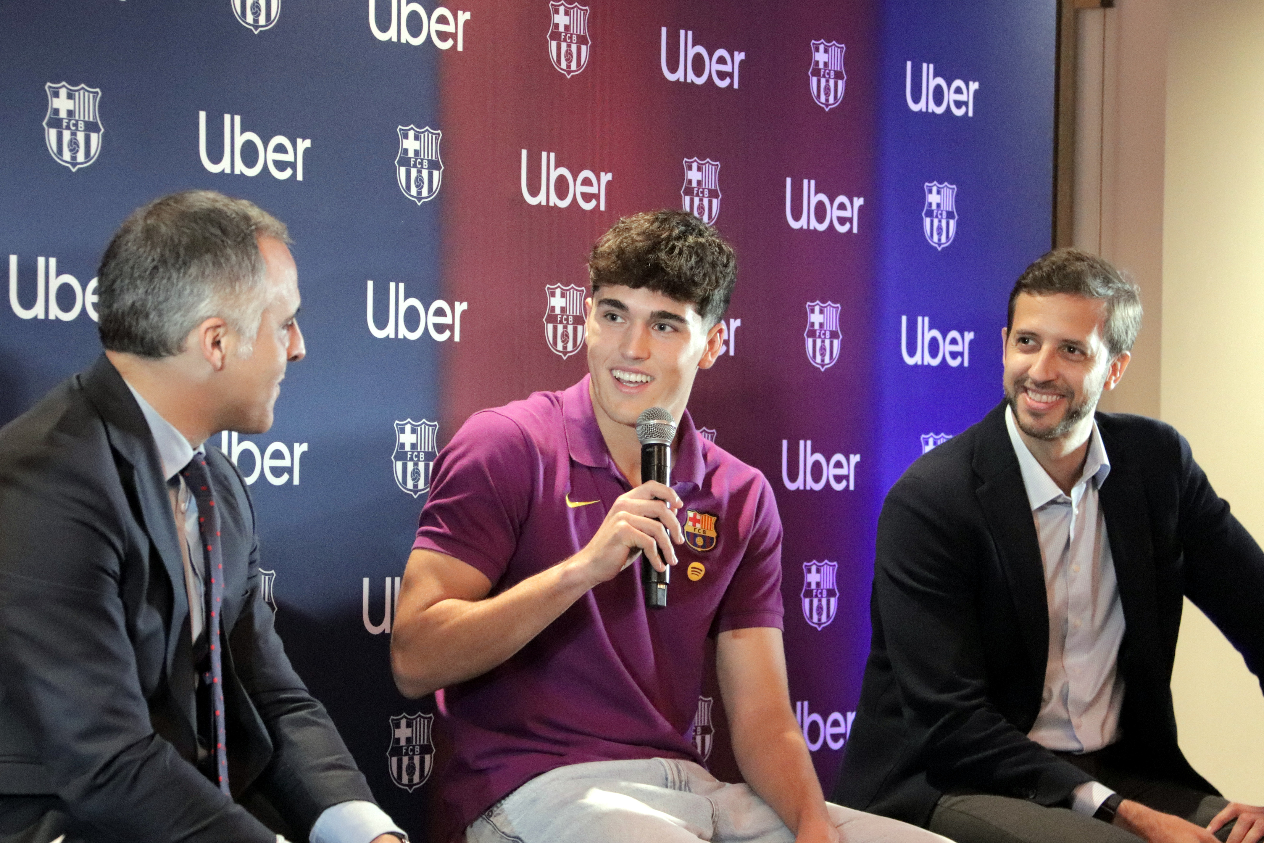 FC Barcelona’s General Manager, Manel del Río, first-team player Pau Cubarsí, and Uber’s Director for Spain and Portugal, Felipe Fernández Aramburu, formalize the sponsorship agreement between the club and the platform