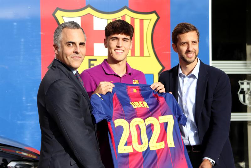 FC Barcelona’s General Manager, Manel del Río, first-team player Pau Cubarsí, and Uber’s Director for Spain and Portugal, Felipe Fernández Aramburu, formalize the sponsorship agreement between the club and the platform