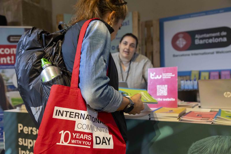 A visitor to the 2023 Barcelona International Community Day browses one of the stalls