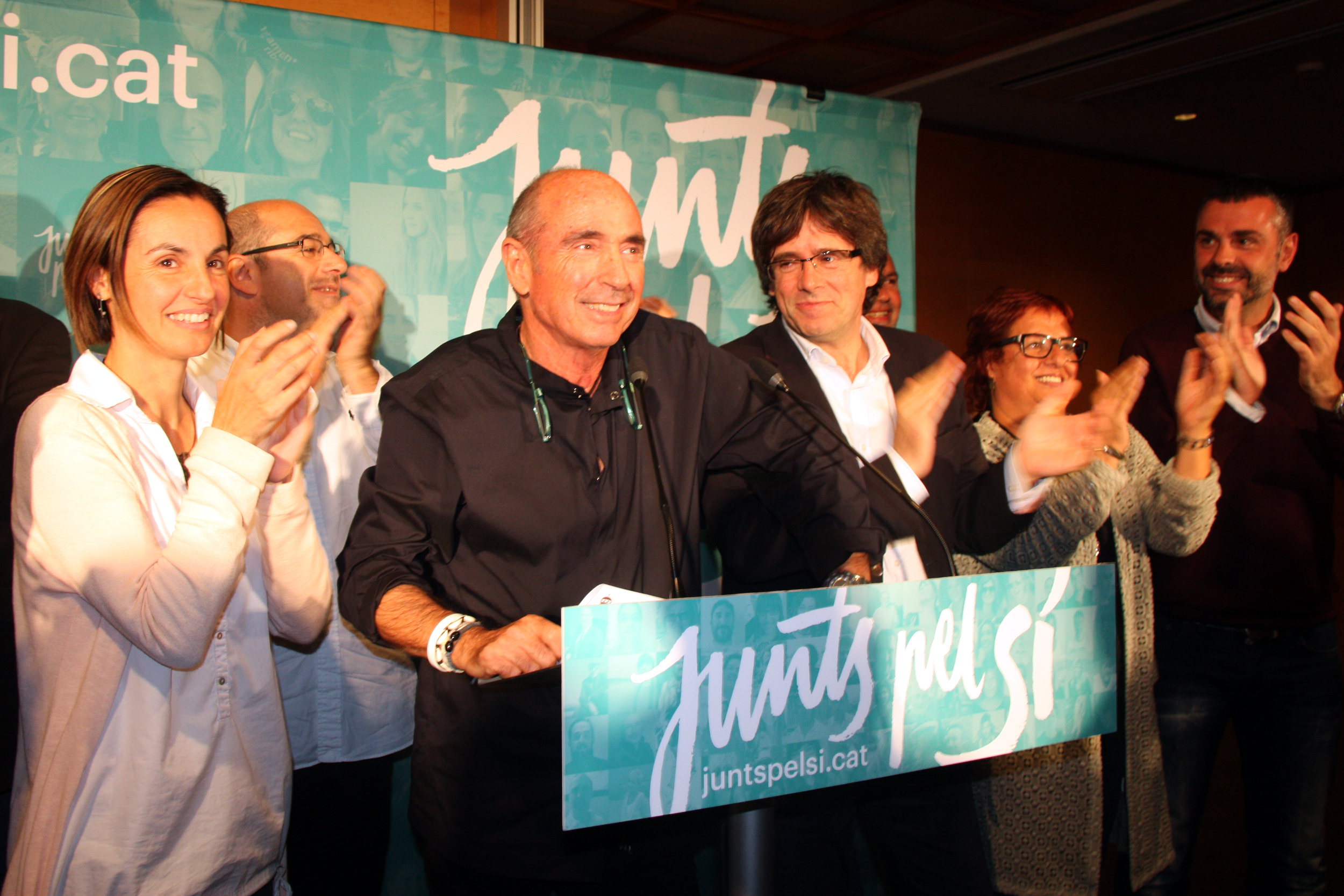 'Junts Pel Sí' main candidate in Girona, singer-songwriter Lluís Llach, accompanied by the third in the list, Carles Puigdemont, celebrating the results of the election held on September 27, 2015