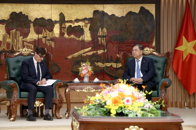 The Catalan president, Salvador Illa, meets with the Deputy Prime Minister of Vietnam, Pham Gia Tuc, at the headquarters of the Government of Vietnam