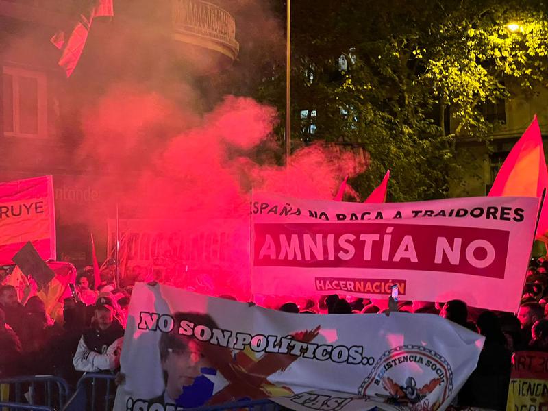 Anti-amnesty banner at a protest outside the Socialists' headquarters in Madrid