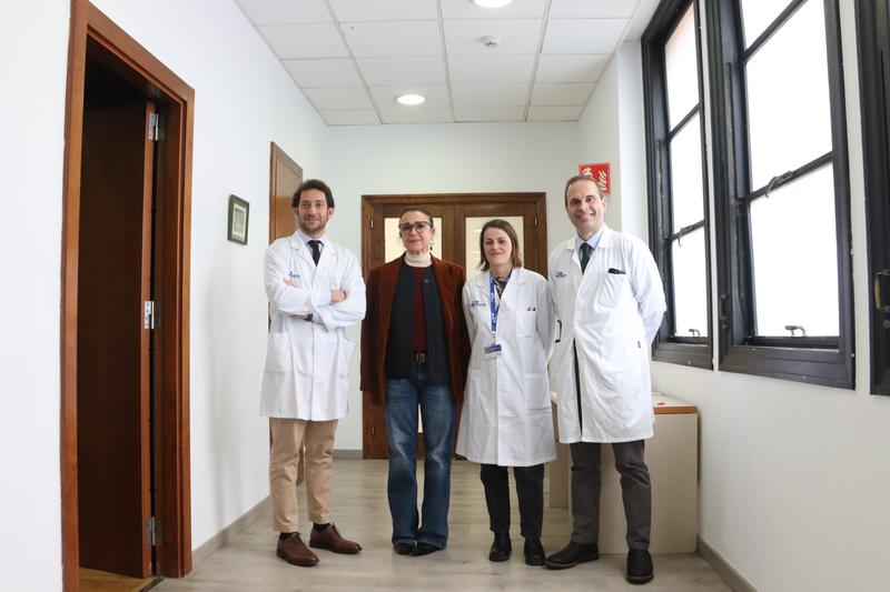 Cristina, operated for a tumor using a liver transplant technique at Vall d'Hebron, with the Head of General and Digestive Surgery, Gonzalo Sapisochin; the anesthesiologist Patricia Galán and the Head of Hepatobiliopancreatic Tumors, Jaume Capdevila.