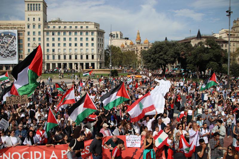 Rally in Barcelona's Plaça Catalunya for Palestine and Lebanon