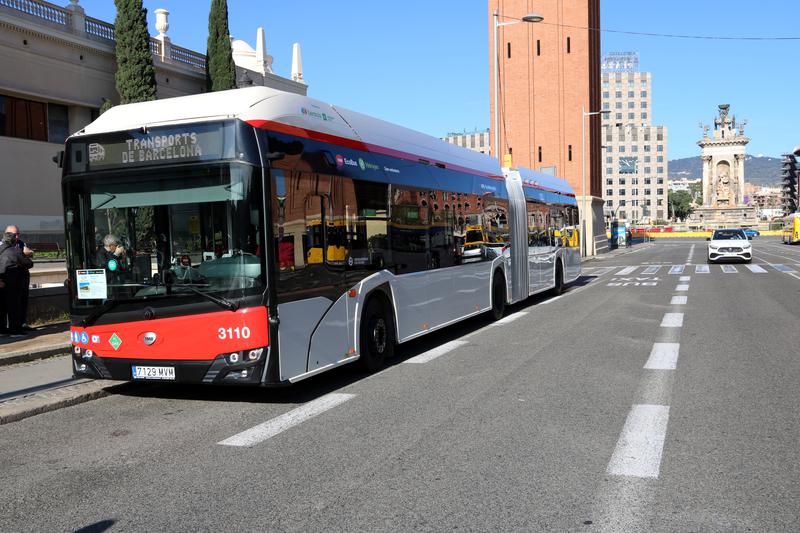 The new hydrogen-powered buses in Barcelona are 18-meters long